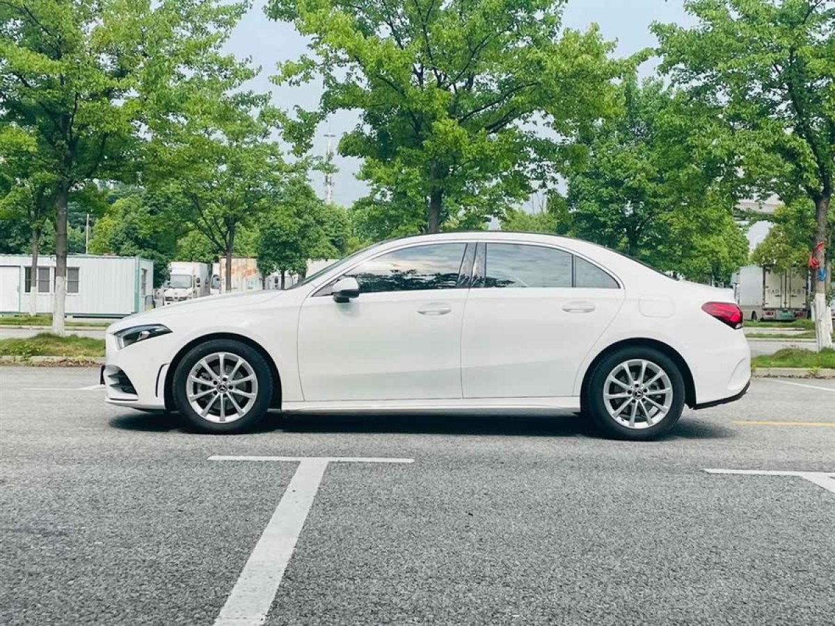 奔馳 奔馳A級(jí)  2020款 改款 A 200 L 運(yùn)動(dòng)轎車動(dòng)感型圖片