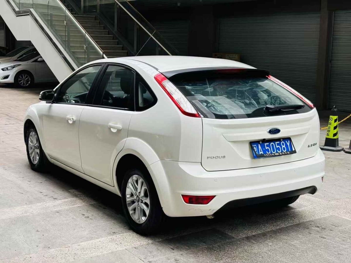 福特 ?？怂? 2013款 三廂經(jīng)典 1.8L 自動(dòng)基本型圖片