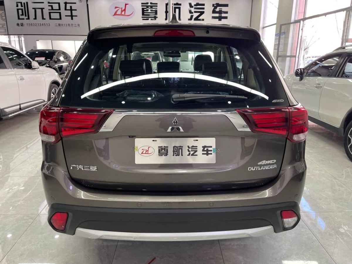 三菱 歐藍(lán)德  2018款 2.4L 四驅(qū)精英版 5座圖片