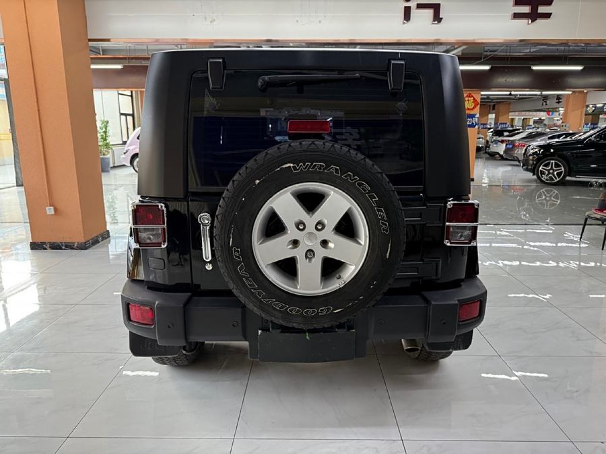 Jeep 牧馬人  2010款 3.8L Sahara 四門版圖片