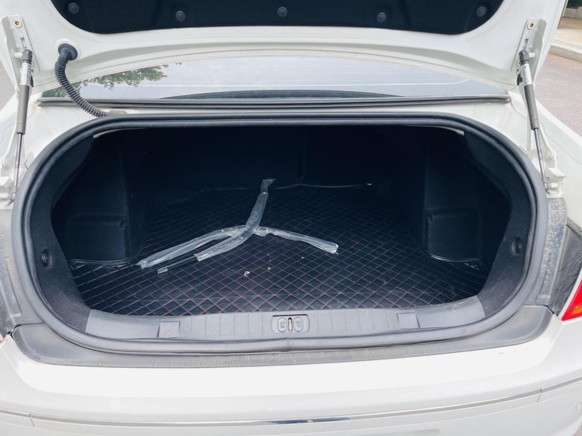 標(biāo)致 408  2013款 2.0L 自動舒適版圖片