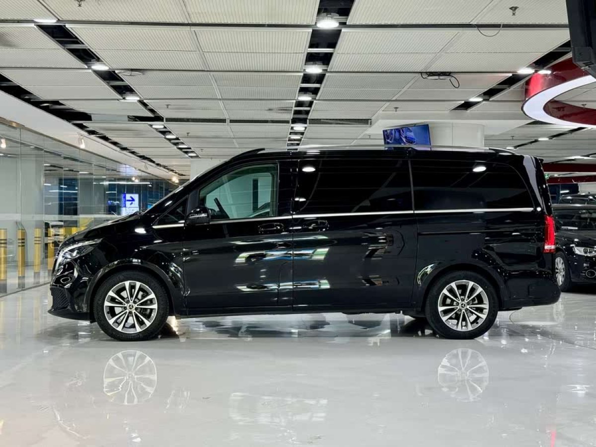 奔馳 V級(jí)  2022款 V 260 領(lǐng)航版圖片
