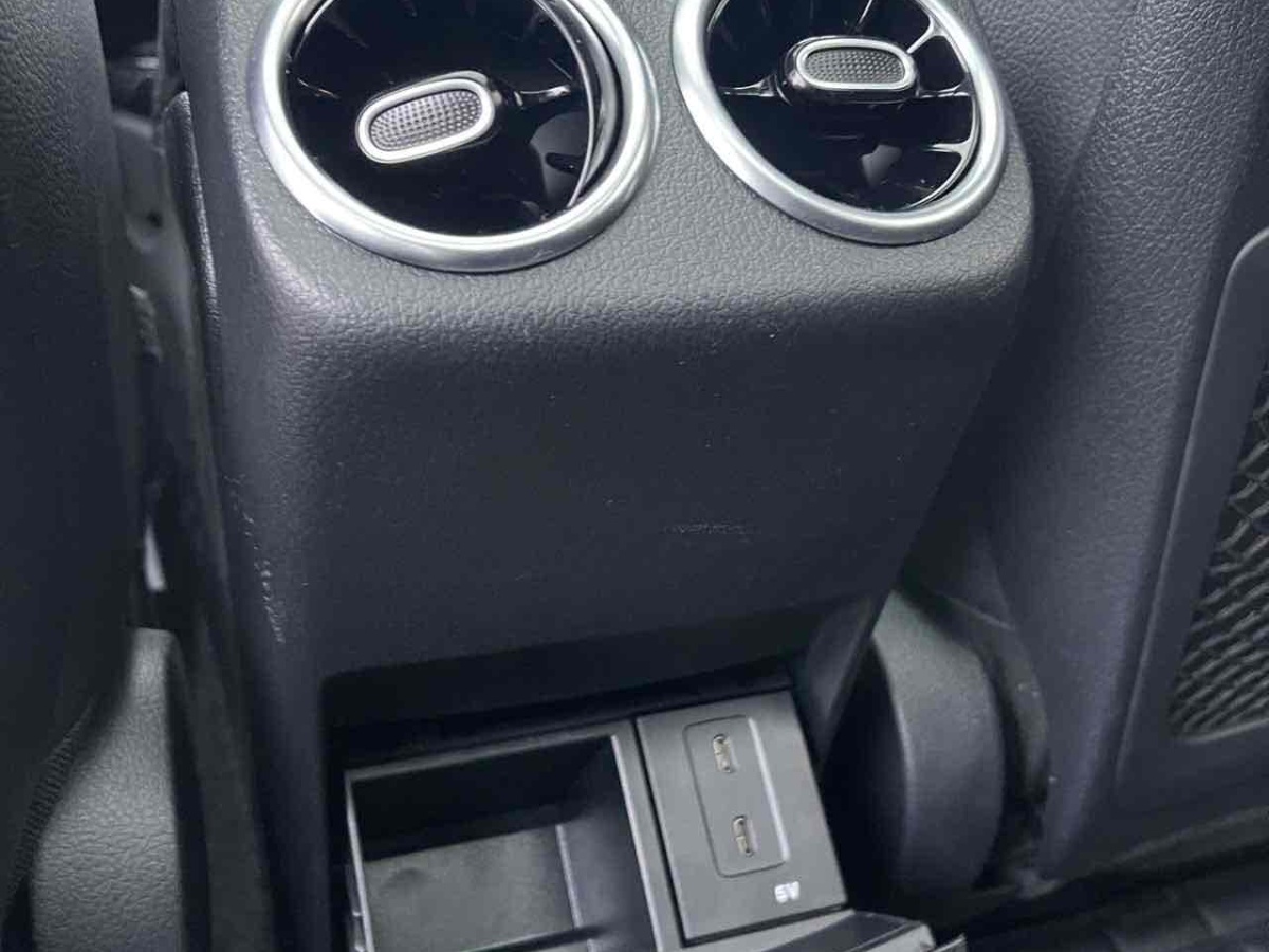 2019年5月奔驰 奔驰A级  2019款  改款 A 200 L 运动轿车