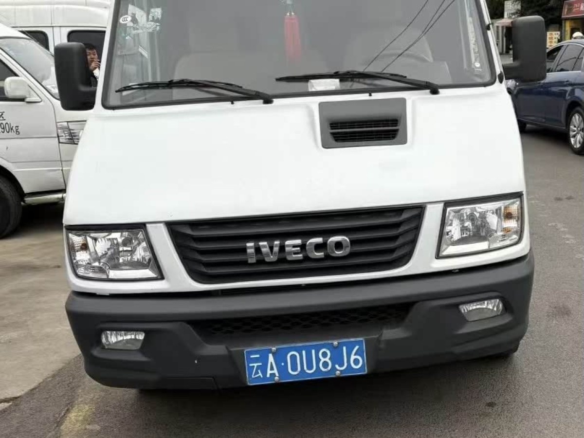 2022年3月依維柯 得意  2021款 2.8T V40 VAN廂式運(yùn)輸車(chē)3座長(zhǎng)軸中頂雙胎手動(dòng)門(mén)