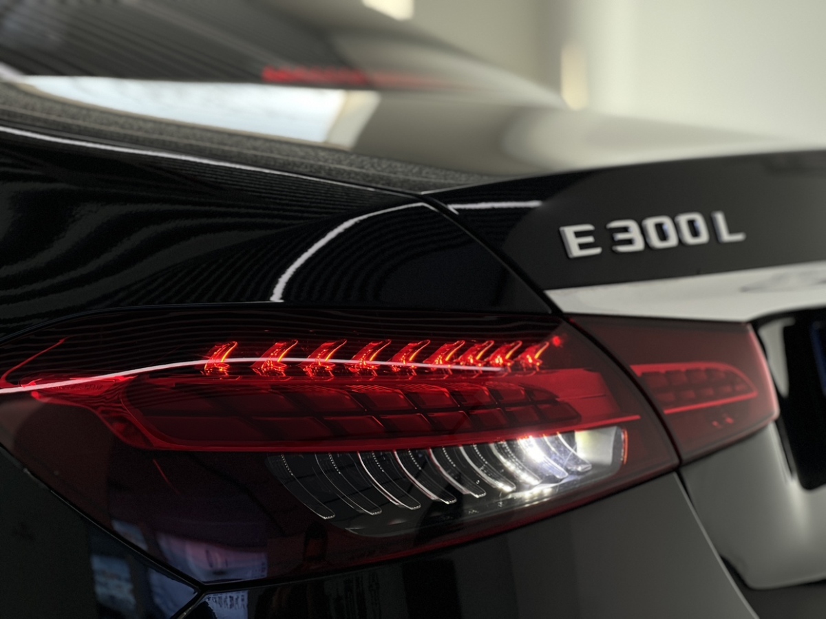 2021年10月奔驰 奔驰E级  2021款 改款 E 300 L 运动时尚型