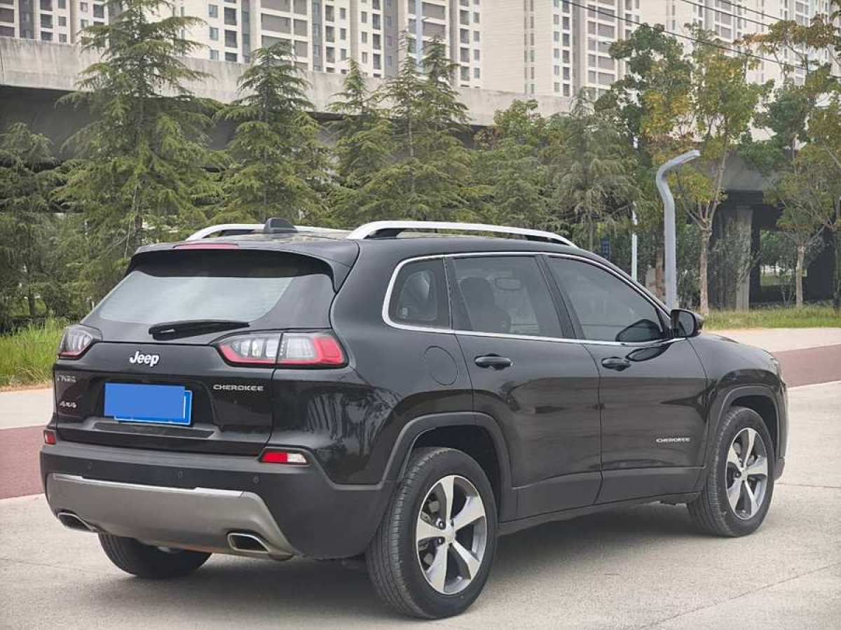 Jeep 自由光  2020款 2.0T 兩驅(qū)領(lǐng)先版圖片