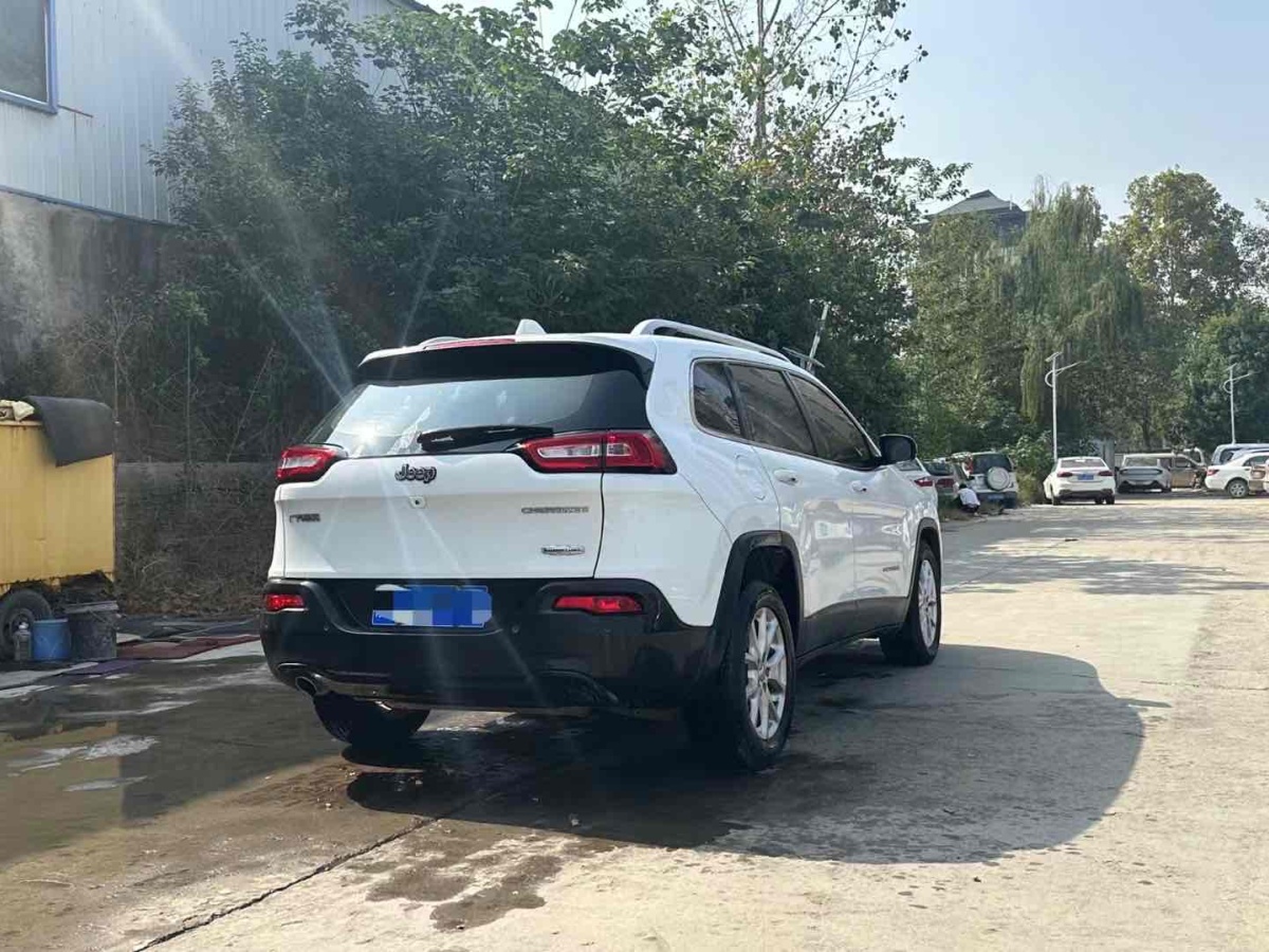 Jeep 自由光  2016款 2.0L 優(yōu)越版圖片