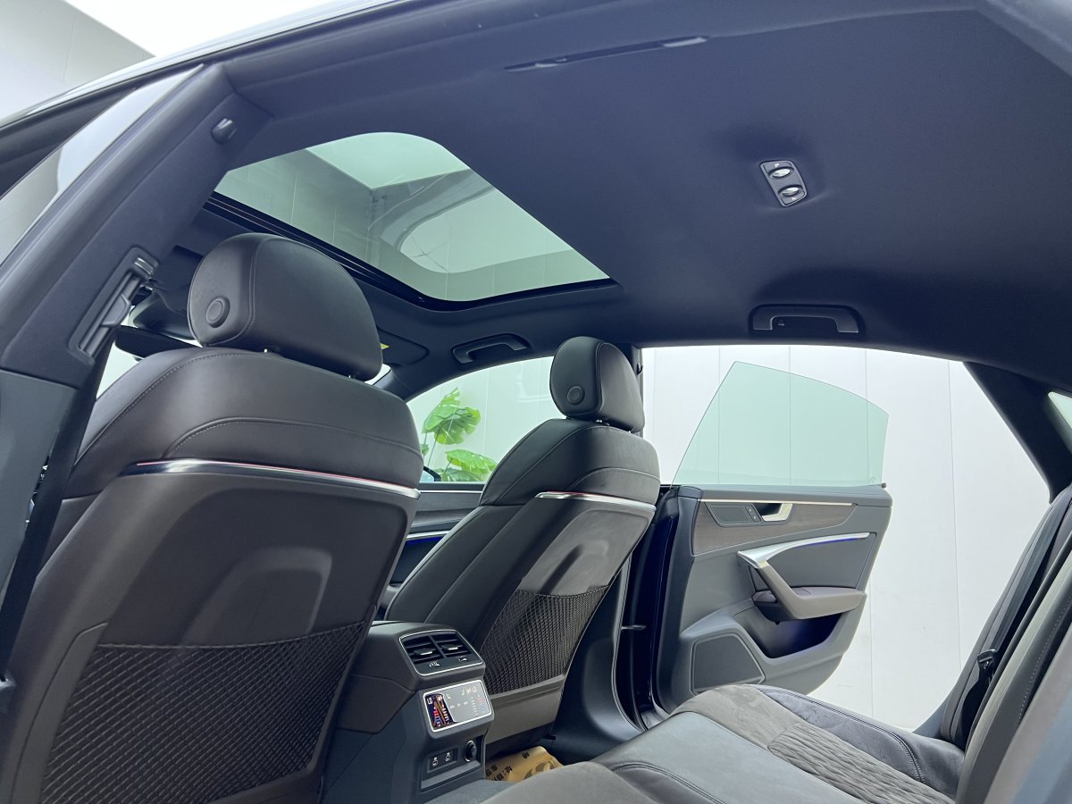 奧迪 奧迪A7L  2024款 45TFSI quattro S-line 見遠型 曜黑套裝圖片