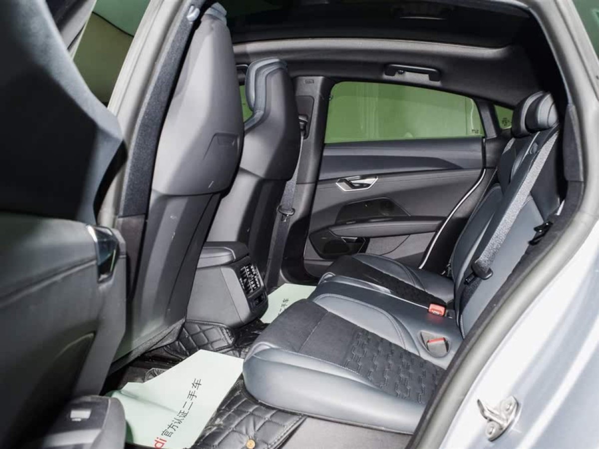 奧迪 奧迪Q5 e-tron  2023款 40 e-tron 閃耀型 機(jī)甲套裝圖片
