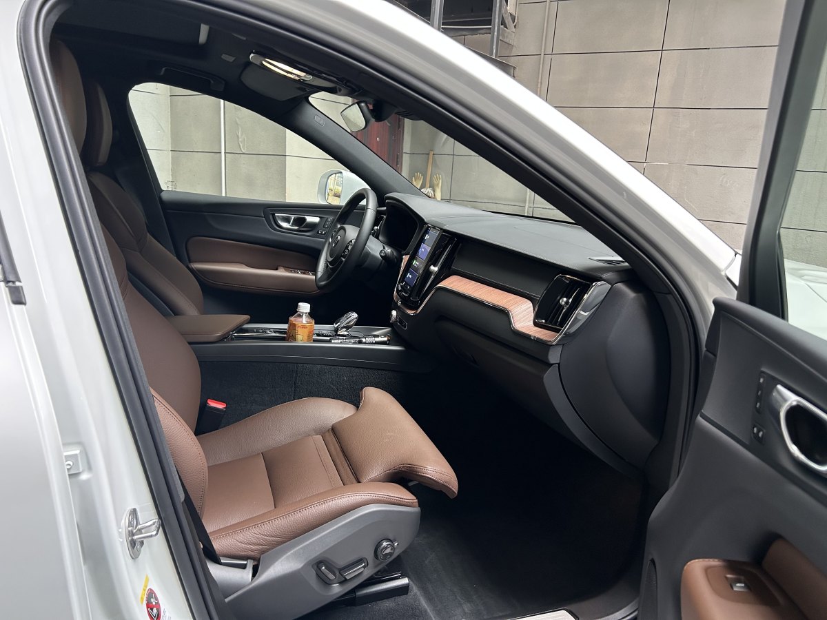 沃爾沃 XC60  2024款 B5 四驅(qū)智遠(yuǎn)豪華版圖片