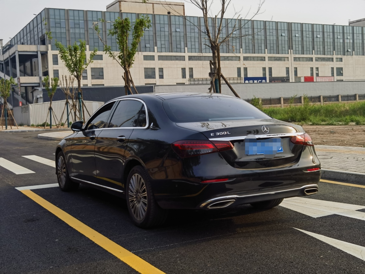 奔馳 奔馳E級  2023款 改款 E 300 L 時尚型圖片