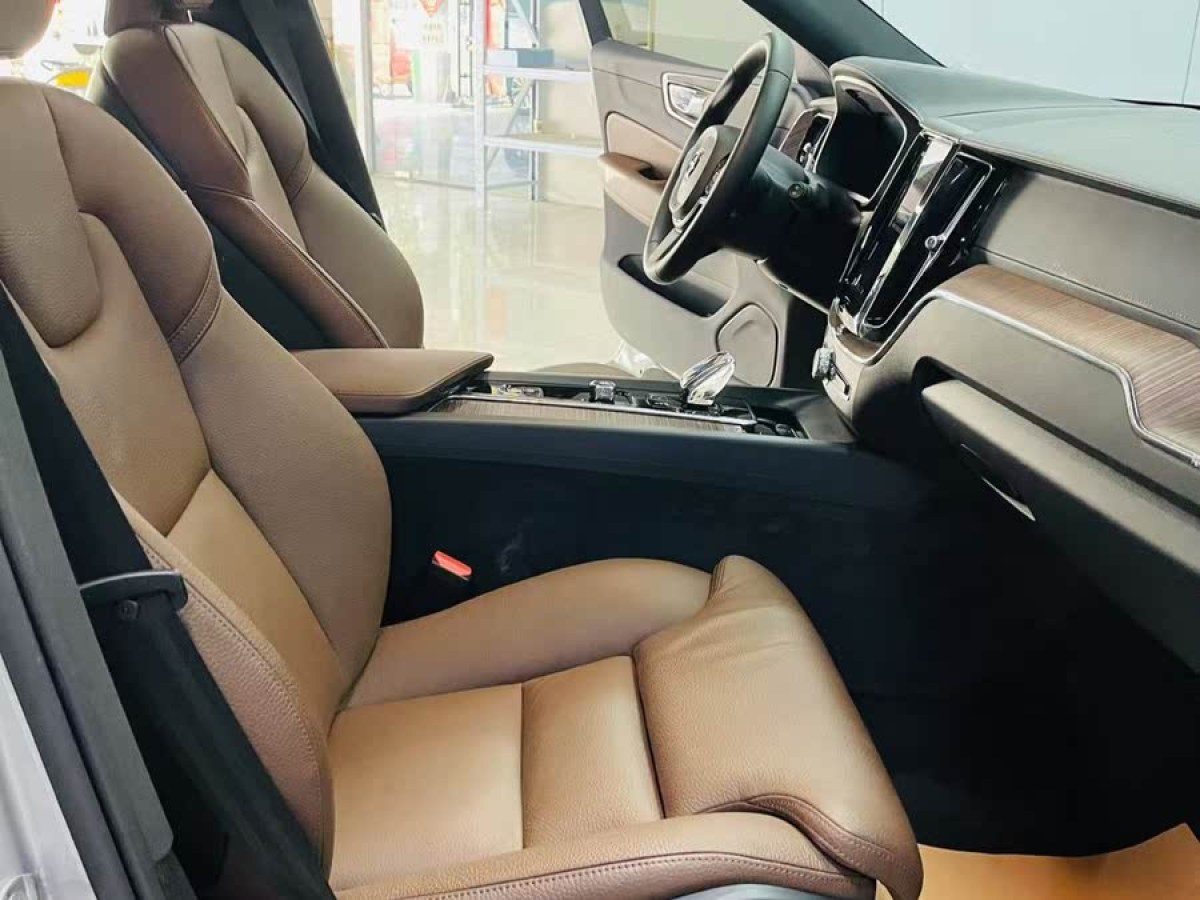 沃爾沃 XC60  2022款 B5 四驅智遠豪華版圖片