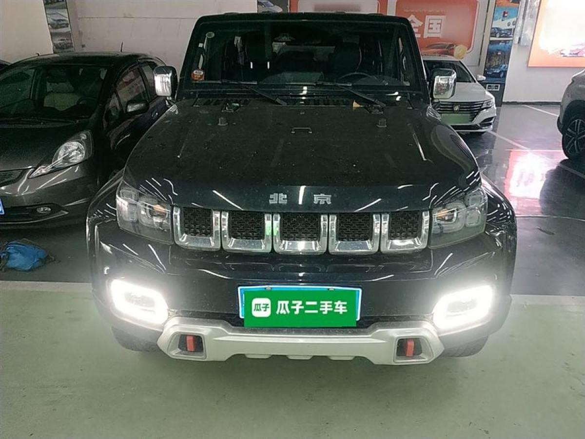 北京 BJ40  2023款 2.0T 自動(dòng)四驅(qū)城市獵人版?zhèn)b客型圖片