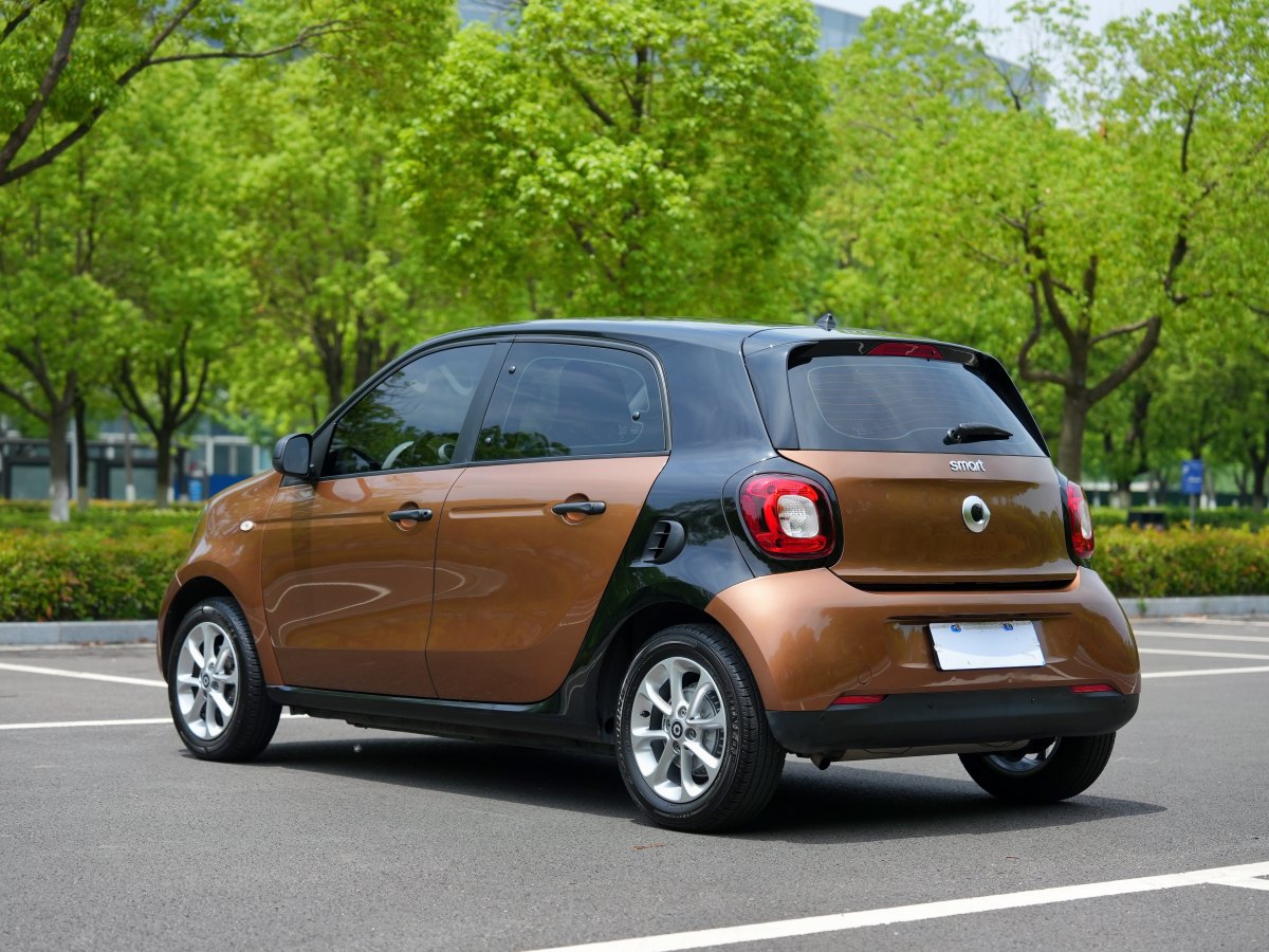 2017年10月smart forfour  2016款 1.0L 52千瓦靈動版