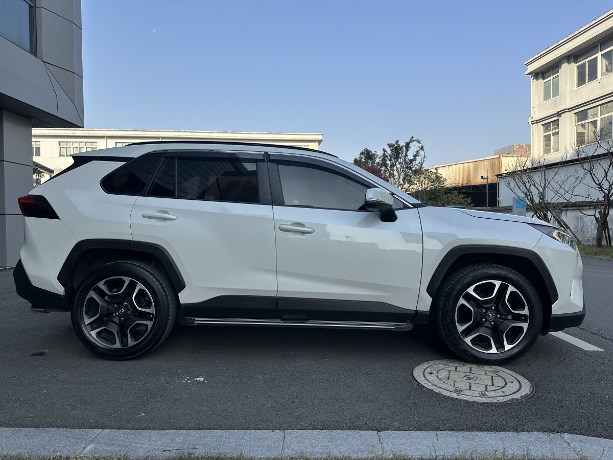 豐田 RAV4  2019款 榮放 2.0L CVT兩驅(qū)先鋒版圖片