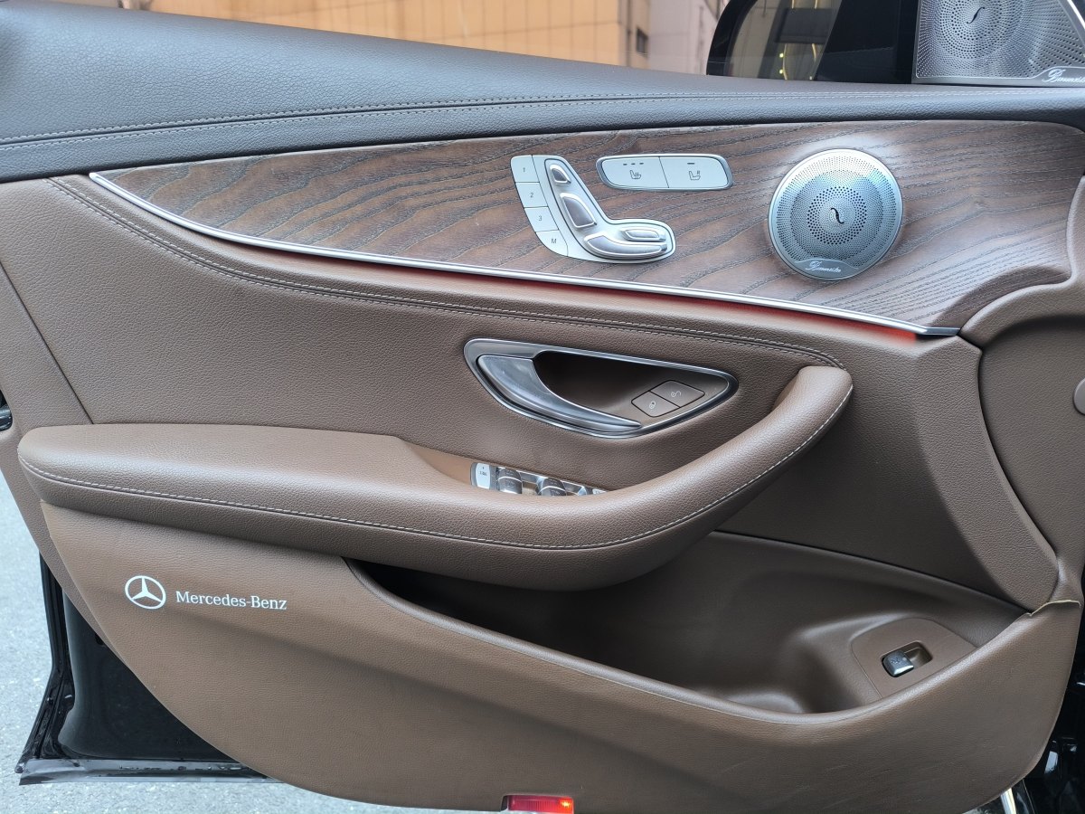 2019年1月奔驰 奔驰E级  2019款 改款 E 300 L 时尚型
