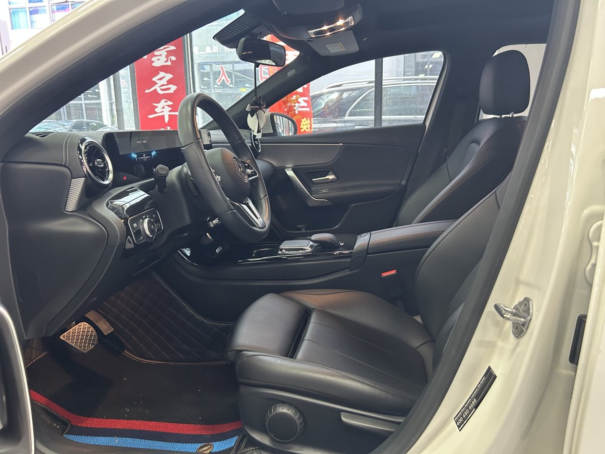 奔馳 奔馳A級  2021款 改款 A 180 L 運動轎車圖片