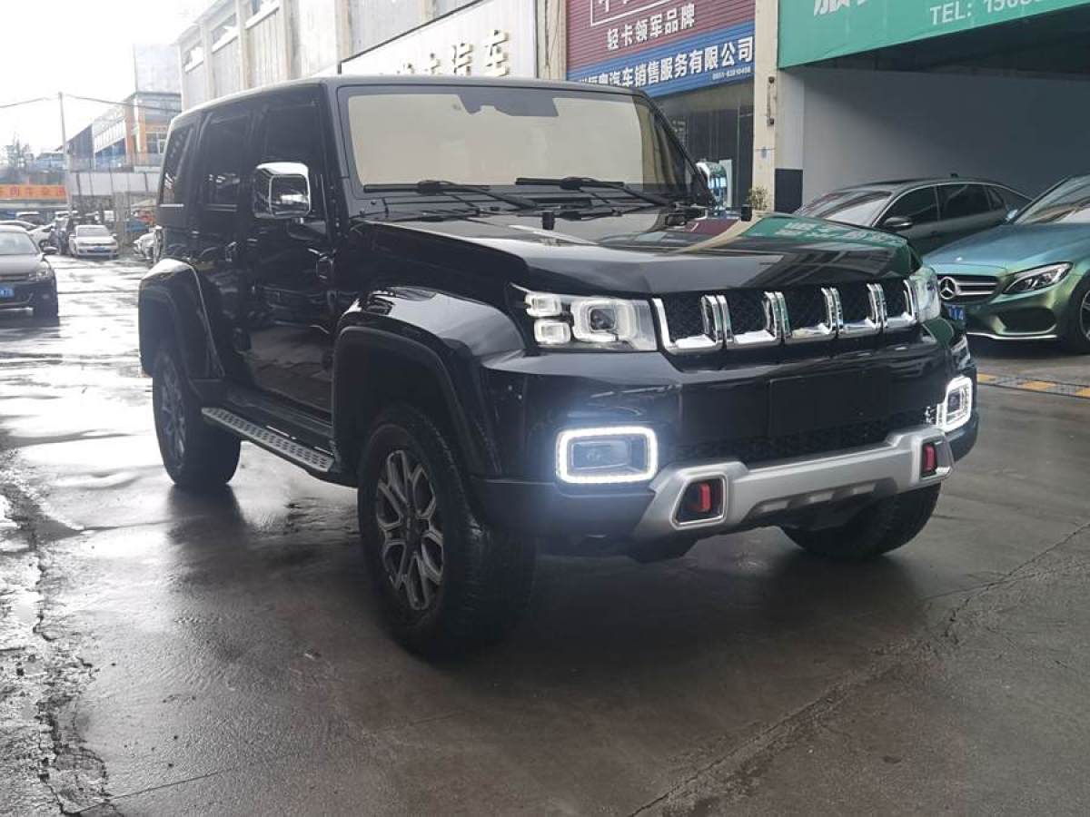 北京 BJ40  2020款 2.0T 自動(dòng)四驅(qū)城市獵人版?zhèn)b客型圖片