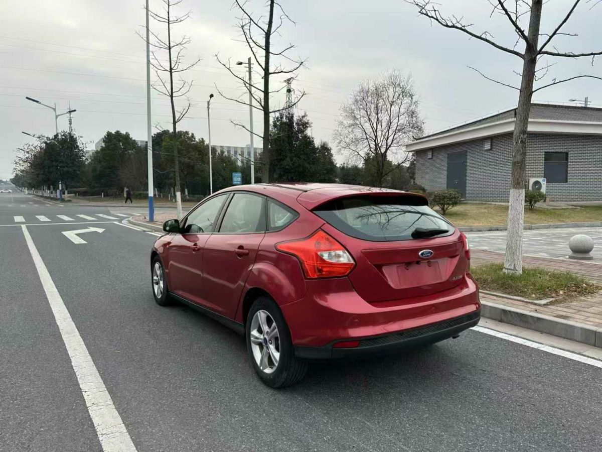 福特 ?？怂? 2014款 兩廂經(jīng)典 1.8L 自動酷白典藏版圖片