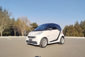 fortwo smart 1.0 MHD 新年特別版