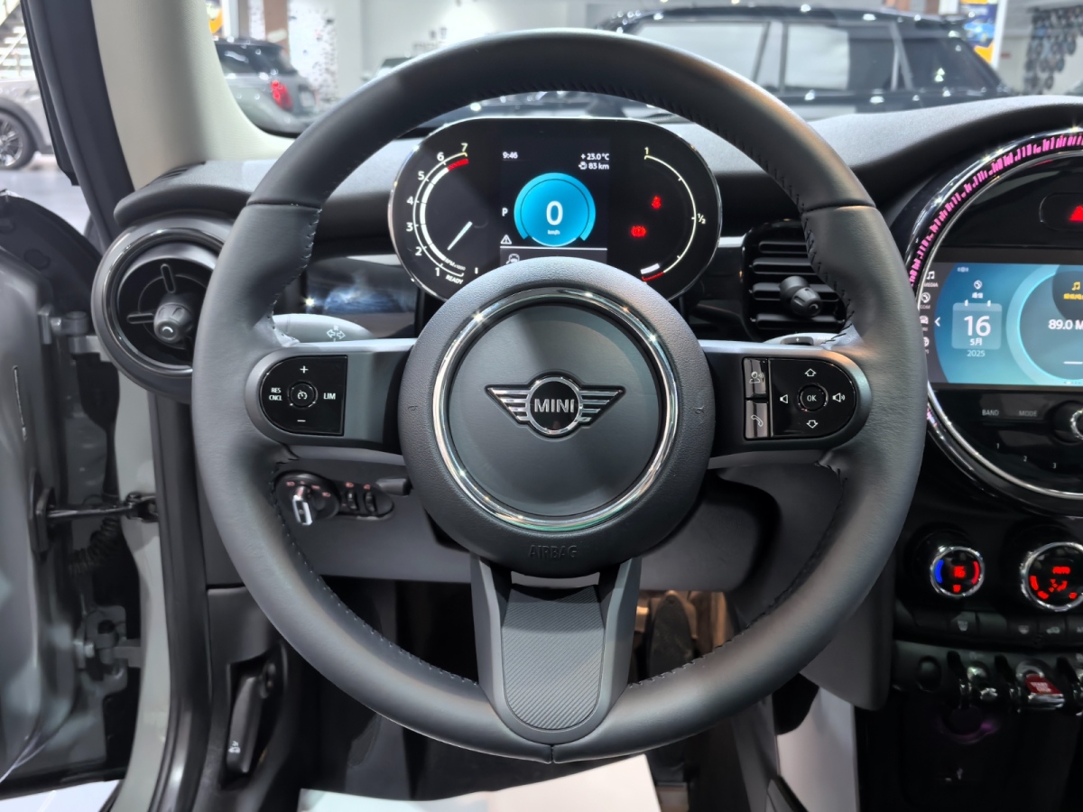 MINI MINI  2023款 1.5T COOPER 藝術(shù)家圖片