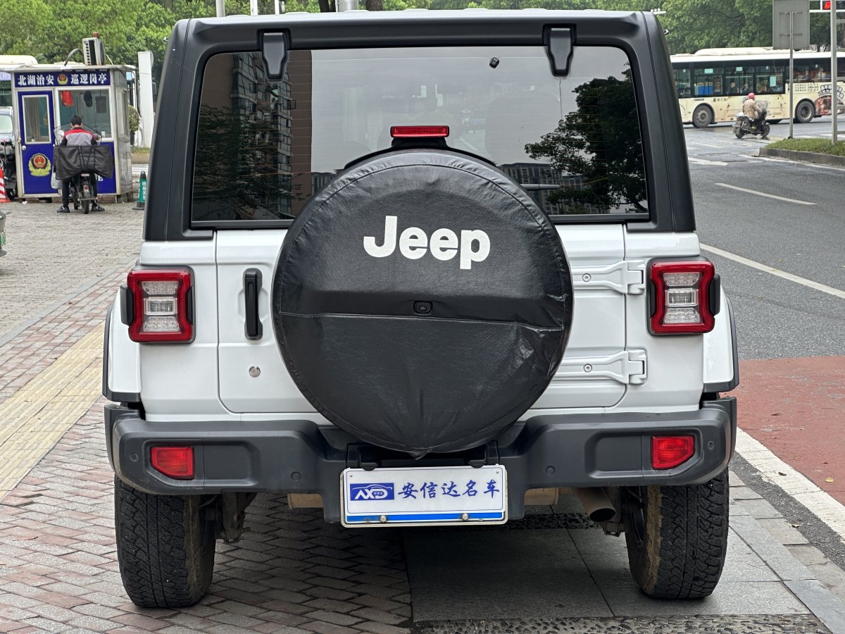 Jeep 牧马人  2018款 2.0T Sahara 四门版图片