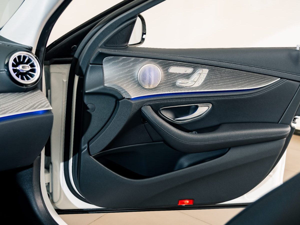 奔驰 奔驰E级  2022款 改款三 E 300 L 运动时尚型图片