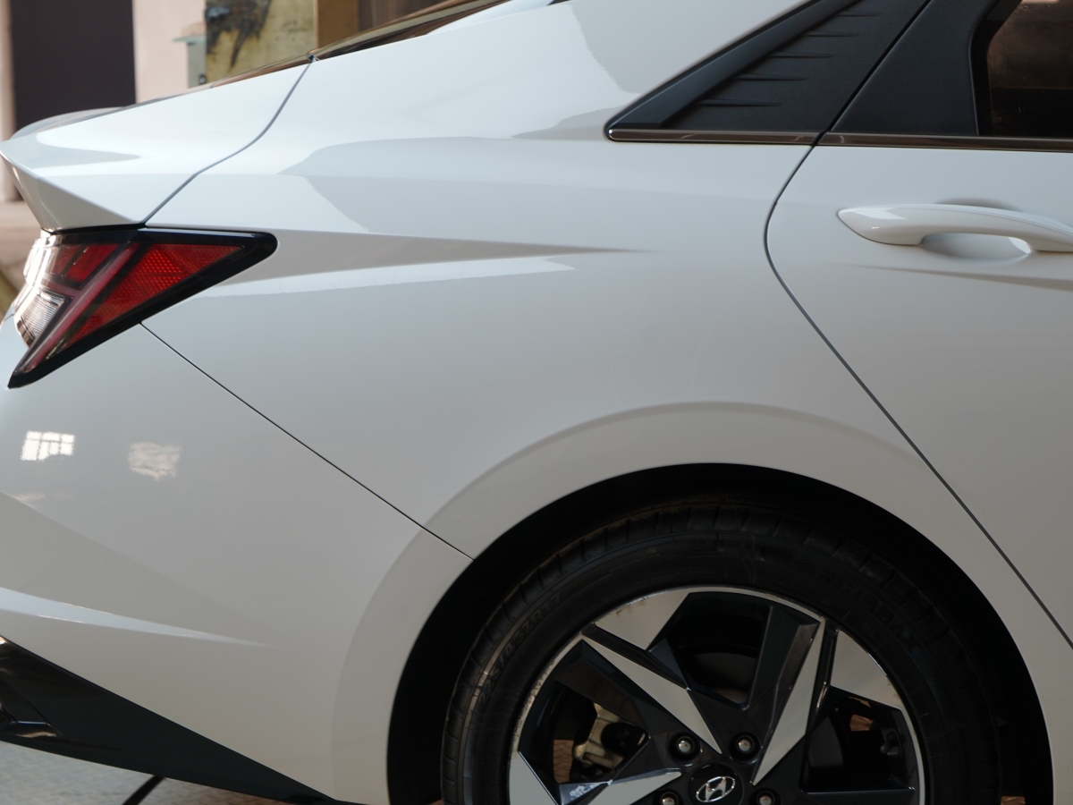 2021年12月現(xiàn)代 伊蘭特  2021款 1.5L LUX尊貴版