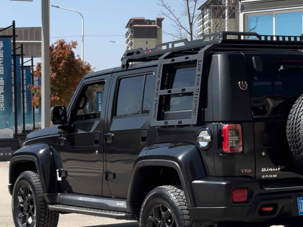北京 BJ40  2021款 2.0D 自動四驅(qū)刀鋒英雄版?zhèn)b客型圖片