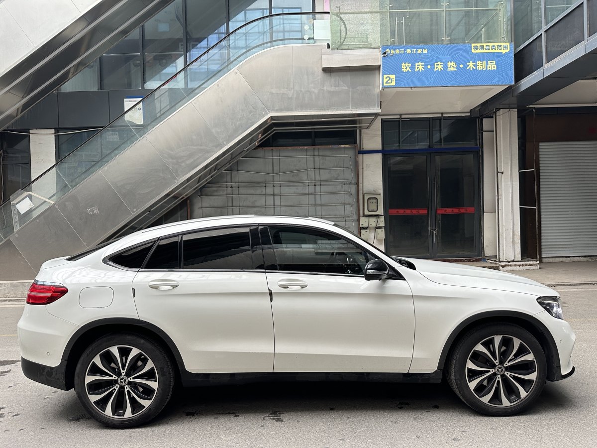 2017年6月奔馳 奔馳GLC  2021款 GLC 260 4MATIC 轎跑SUV