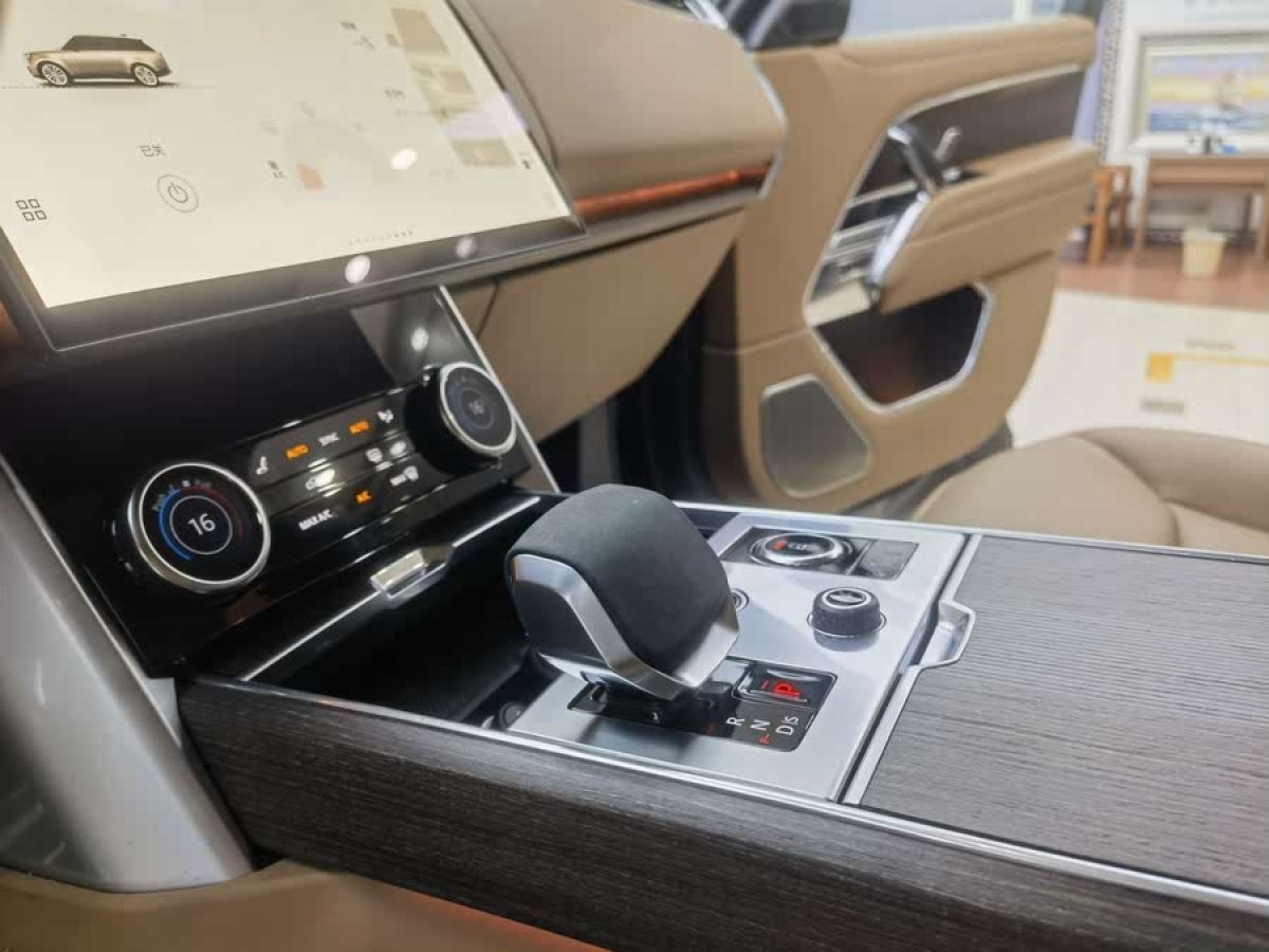 路虎 攬勝新能源  2024款 P440e 插電式電動(dòng)混合版 典范加長版圖片