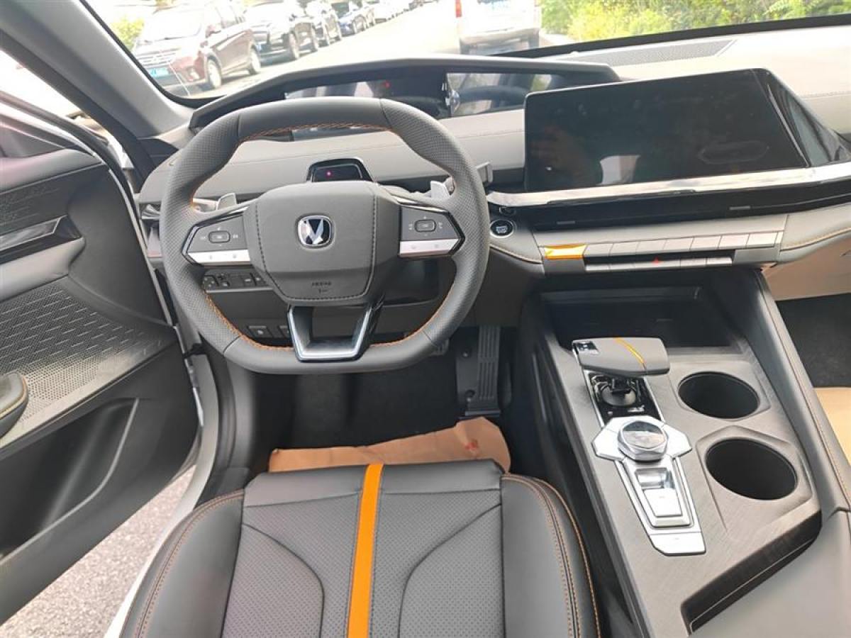 長(zhǎng)安 長(zhǎng)安UNI-V  2023款 1.5T 尊貴型圖片