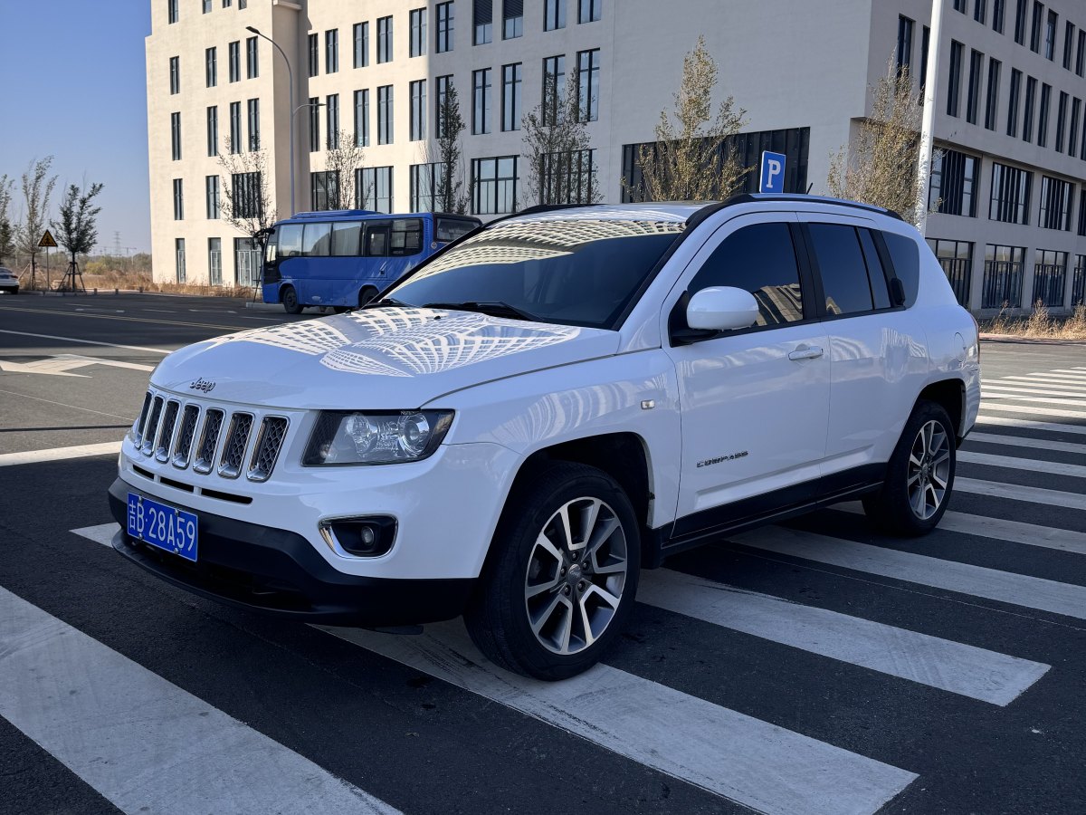 Jeep 指南者  2014款 改款 2.4L 四驅(qū)豪華導(dǎo)航版圖片