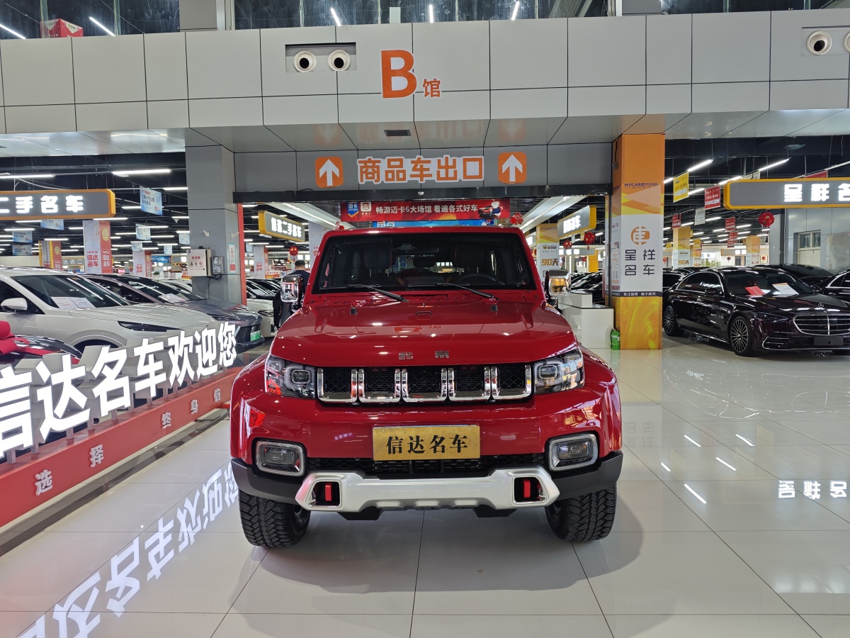 北京 BJ40  2023款 2.0T 自動(dòng)四驅(qū)城市獵人版?zhèn)b客型圖片