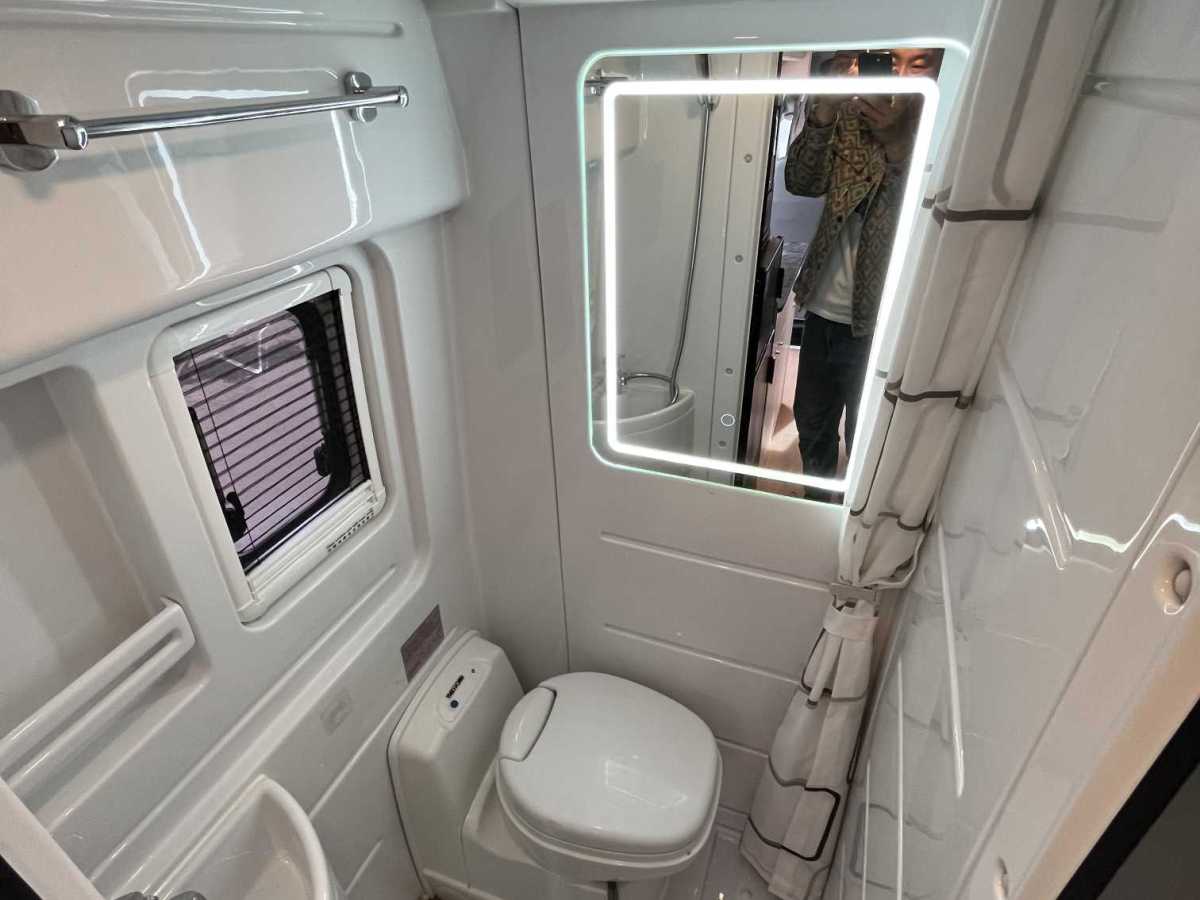 上汽大通 RV90  2021款 2.0T旅行家V90自行式B型房车旗舰版图片