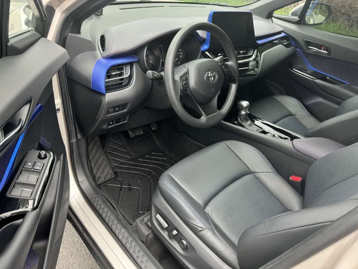 豐田 C-HR  2020款 2.0L 領(lǐng)先版圖片