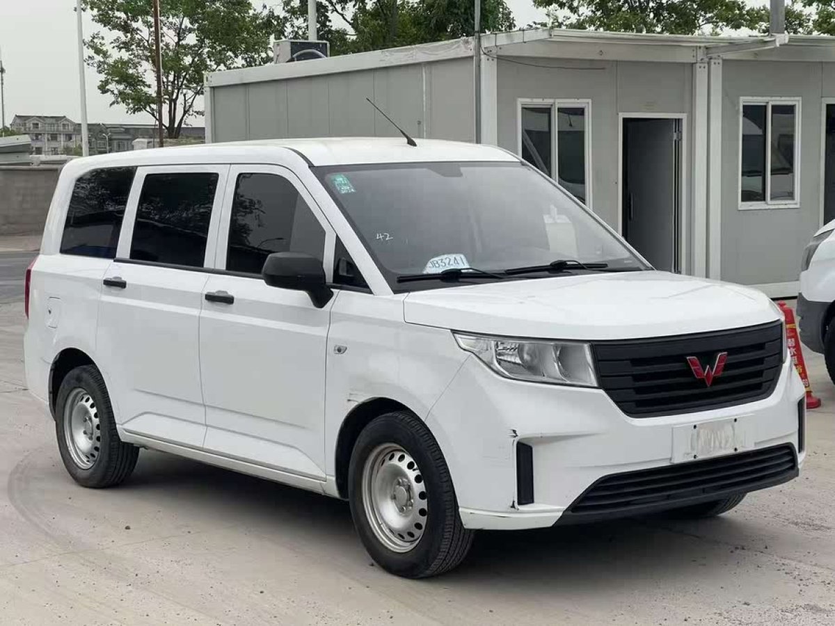 五菱 五菱宏光PLUS  2020款 1.5L 手動標(biāo)準(zhǔn)型 5座圖片