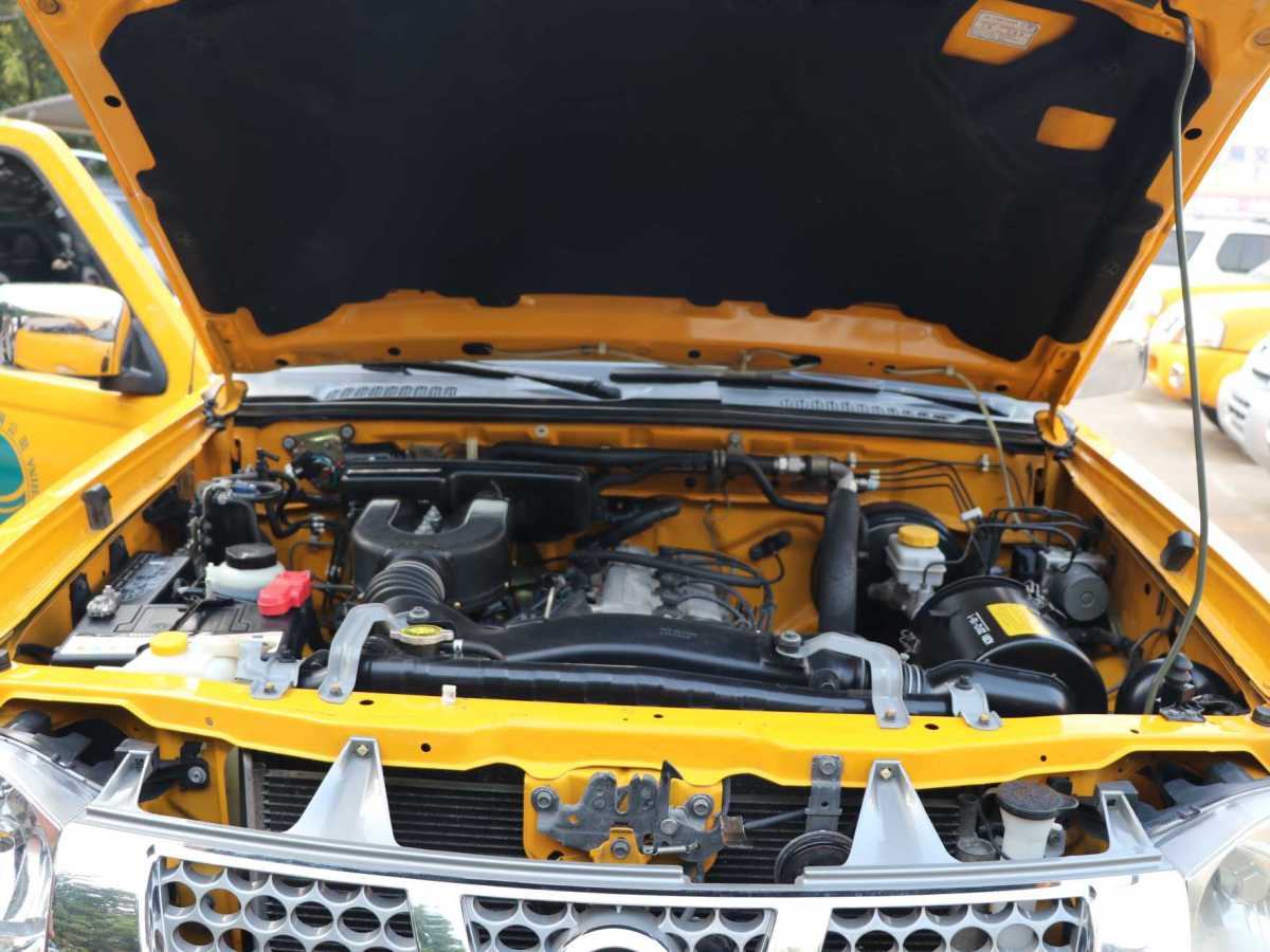 日产 日产帕拉丁  2013款 2.4L 四驱行政型图片