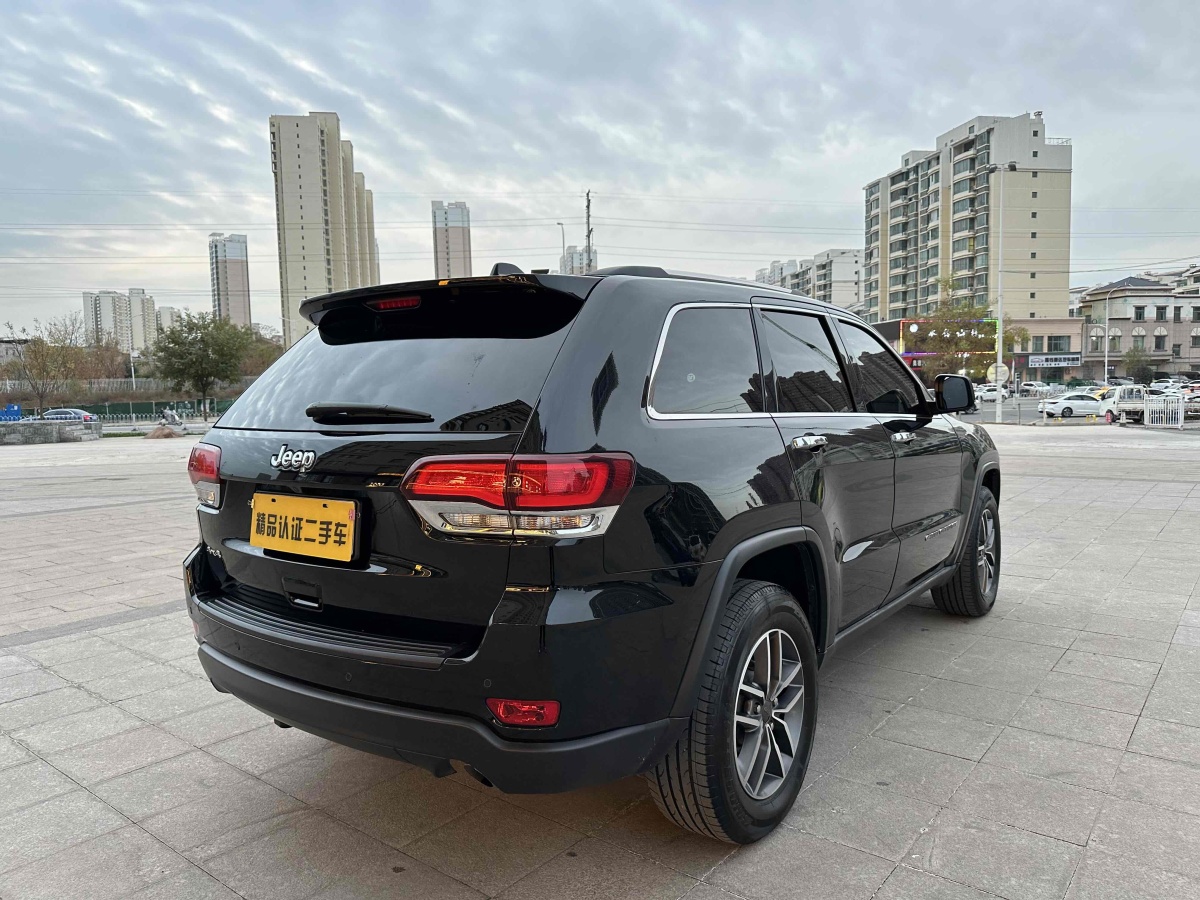 Jeep 大切諾基  2020款 3.0L 專業(yè)導(dǎo)航版圖片