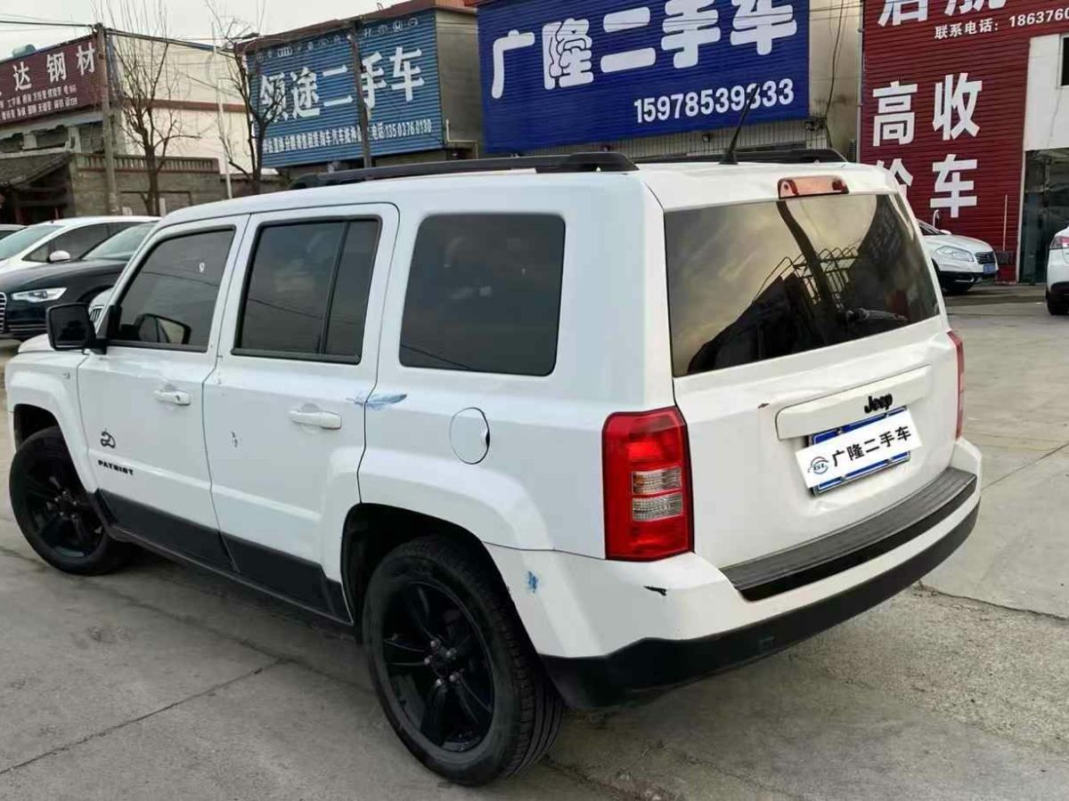 Jeep 自由客  2013款 2.4 炫黑運動版圖片