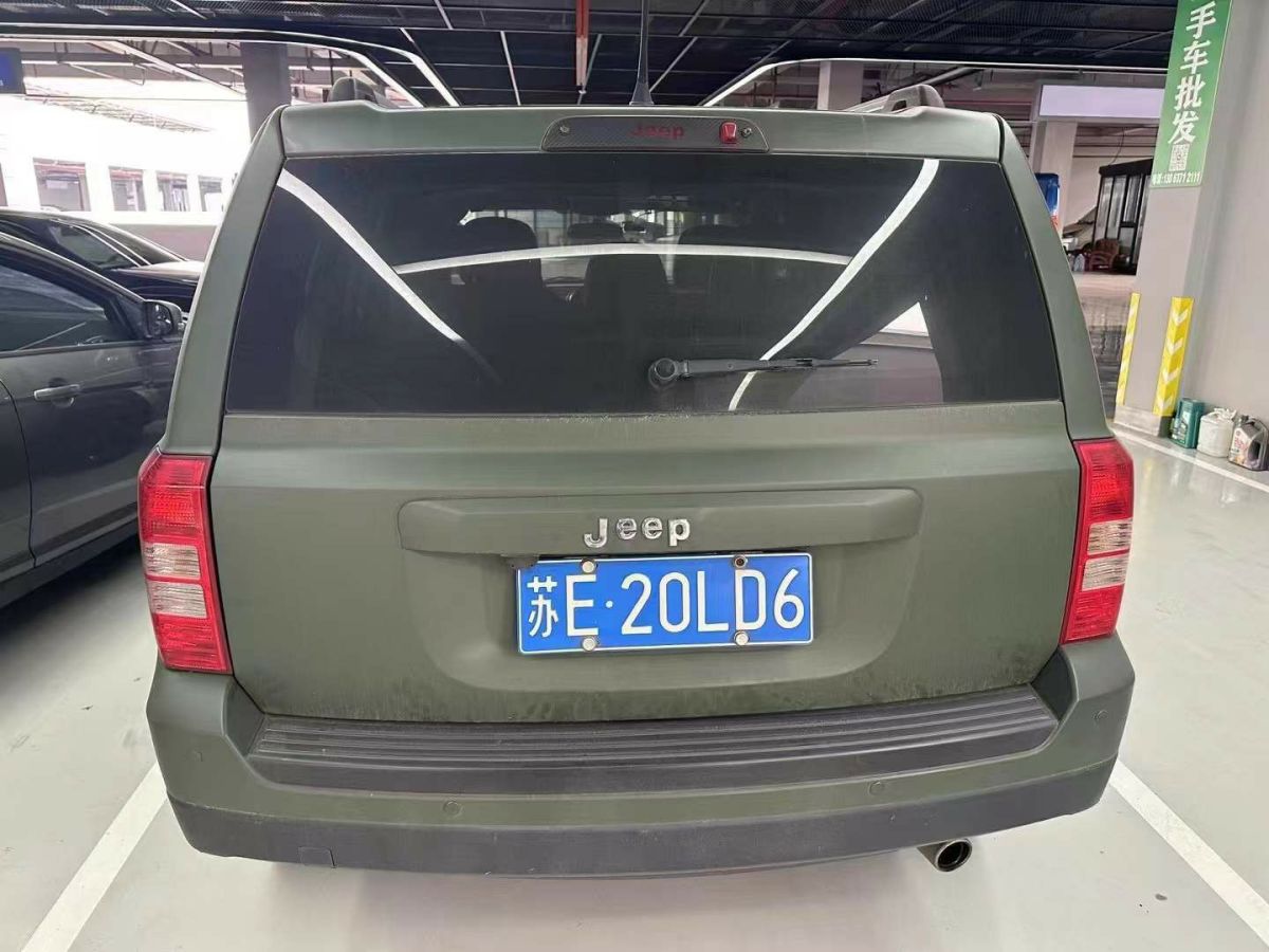 Jeep 自由客  2013款 2.4 豪華導(dǎo)航版圖片