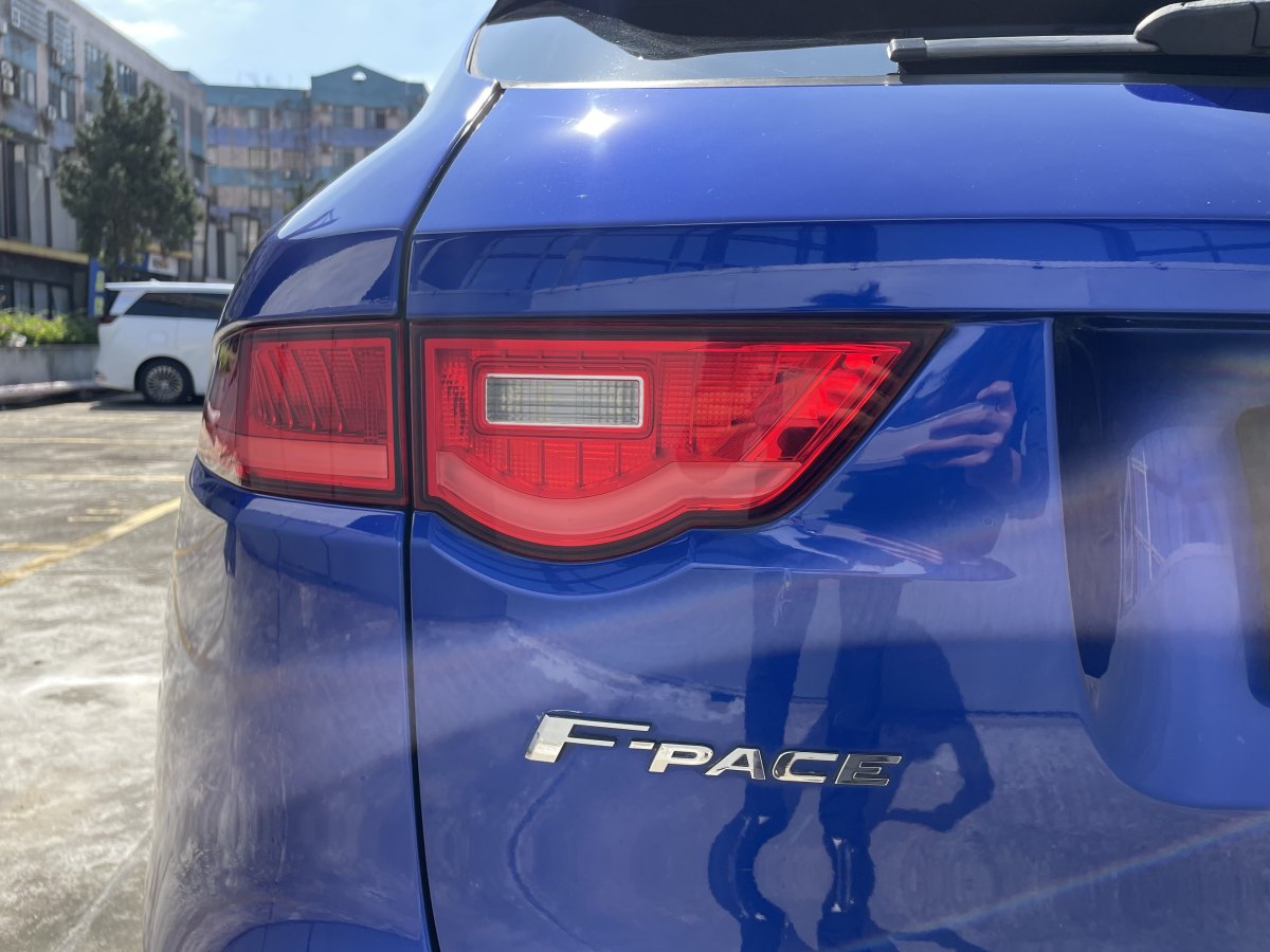 2018年2月捷豹 F-PACE  2018款 2.0T 兩驅(qū)都市尊享版