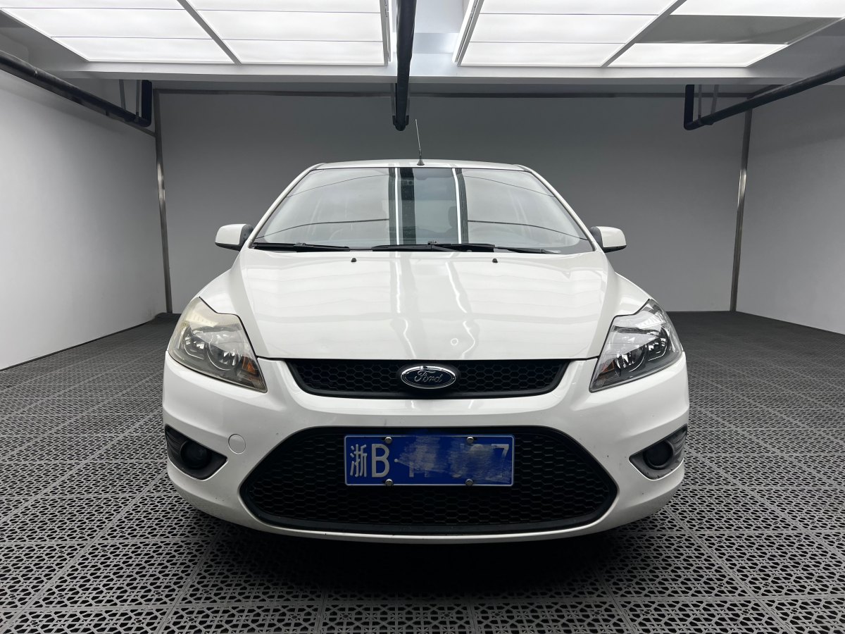 福特 ?？怂? 2013款 兩廂經(jīng)典 1.8L 自動(dòng)基本型圖片