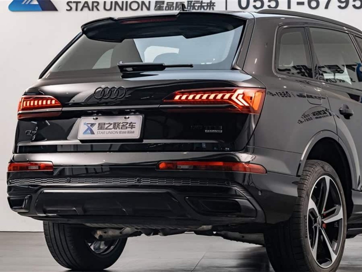 奧迪 奧迪Q7  2023款 55 TFSI quattro S line冰雪運(yùn)動版圖片