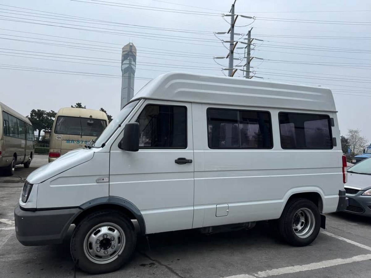 依維柯 得意  2020款 2.5T A35客車雙胎中頂5-9座側移門國VI圖片