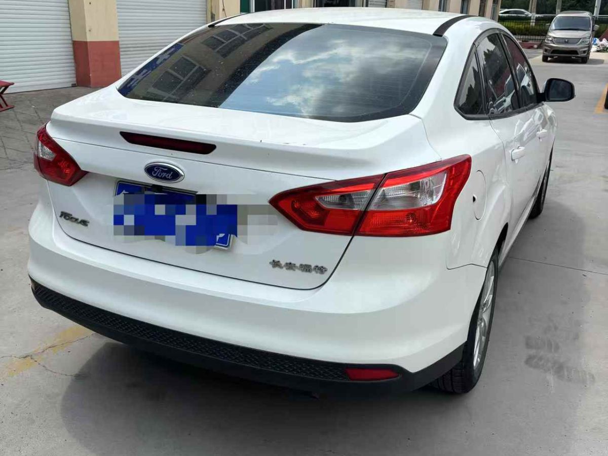 福特 ?？怂? 2014款 兩廂經(jīng)典 1.8L 自動(dòng)酷白典藏版圖片