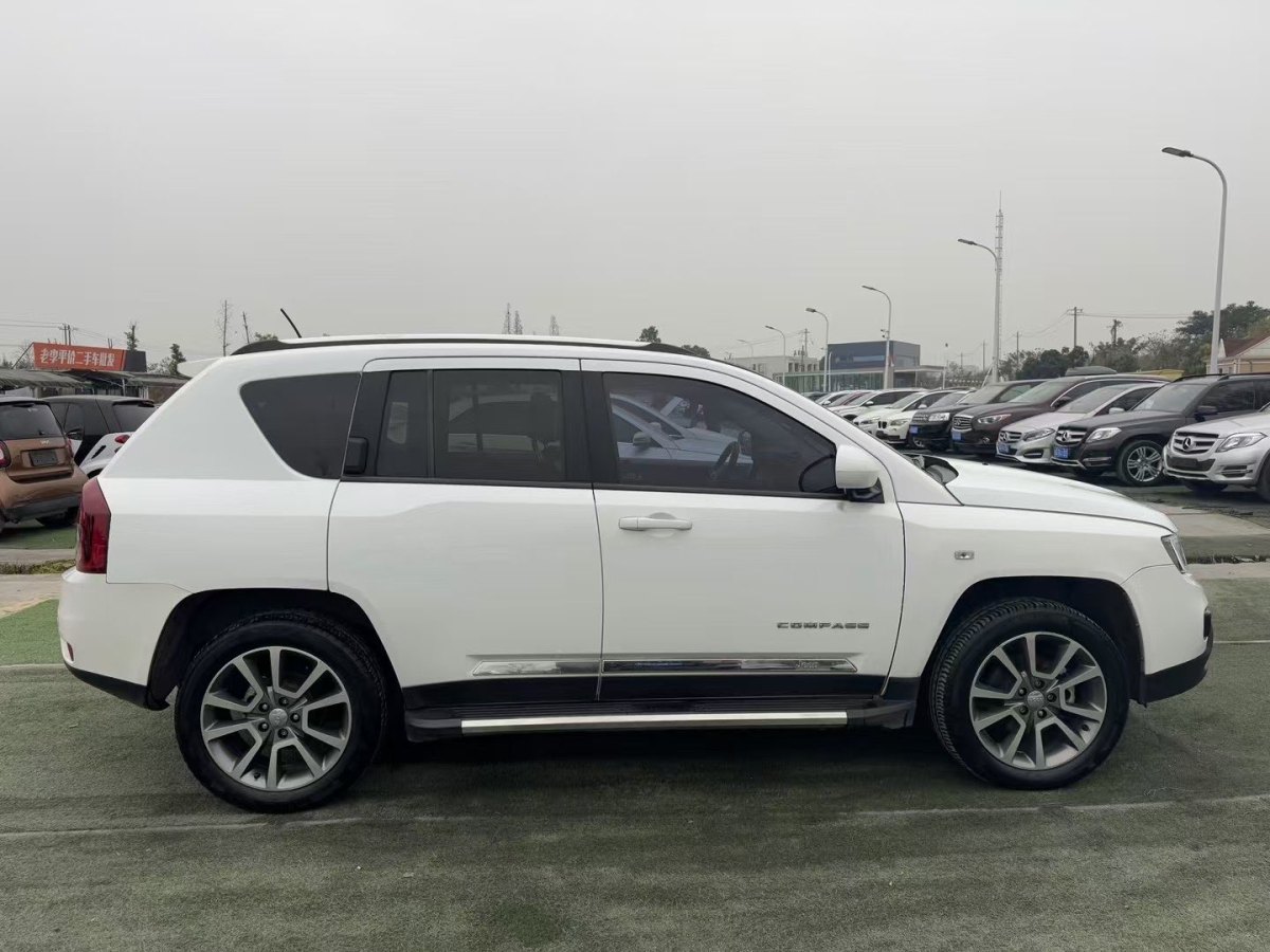 Jeep 指南者  2014款 改款 2.4L 四驅(qū)豪華版圖片