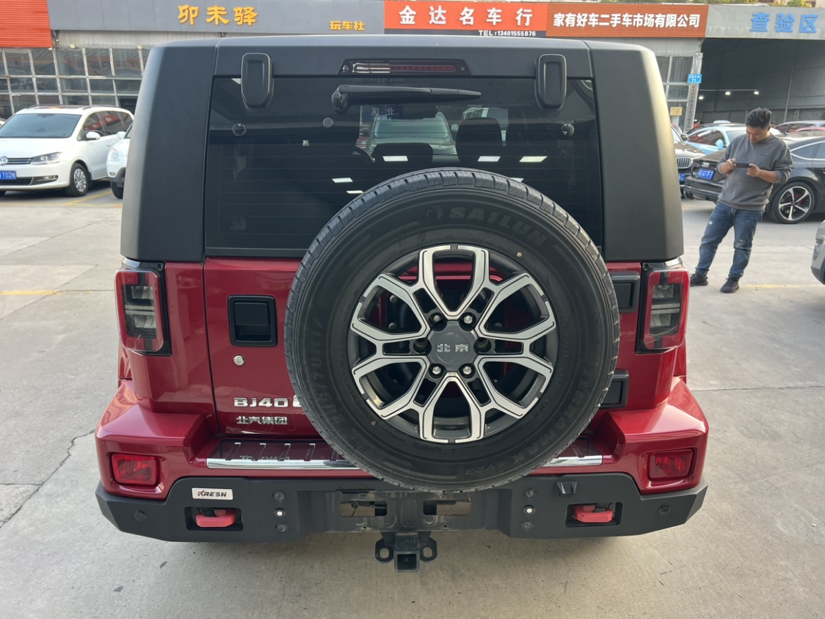 北京 BJ40  2020款 2.0T 自動(dòng)四驅(qū)城市獵人版?zhèn)b客型圖片