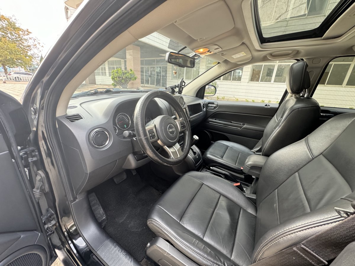 Jeep 指南者  2012款 2.4L 四驅(qū)豪華導航版圖片