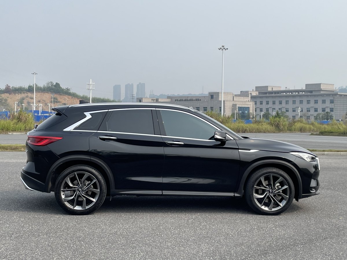 2022年7月英菲尼迪 QX50  2022款 2.0T 兩驅(qū)時(shí)尚版